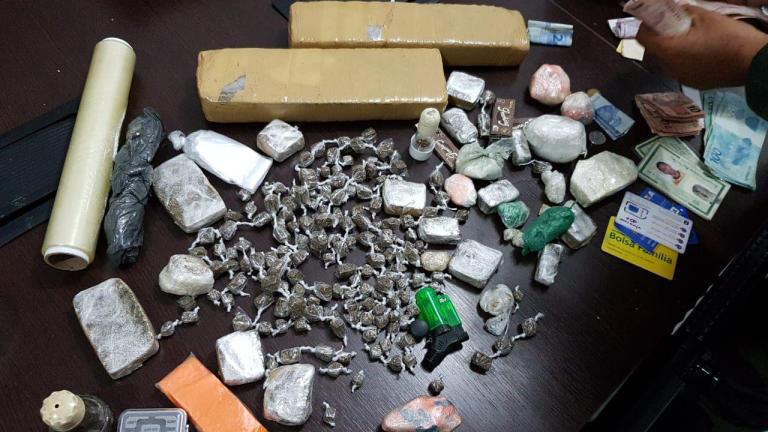 Operação policial prende 4 pessoas e apreende armas e drogas na região de Passagem e Areia de Baraúnas na manhã desta terça-feira (06)