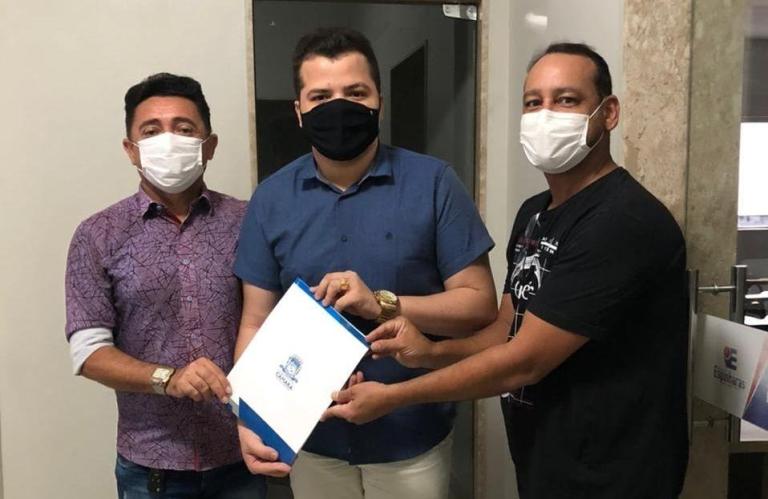 Vereador Italo Gomes fez entrega do Projeto de Lei que concede “Título de Cidadão Patoense” aos irmãos Pereira