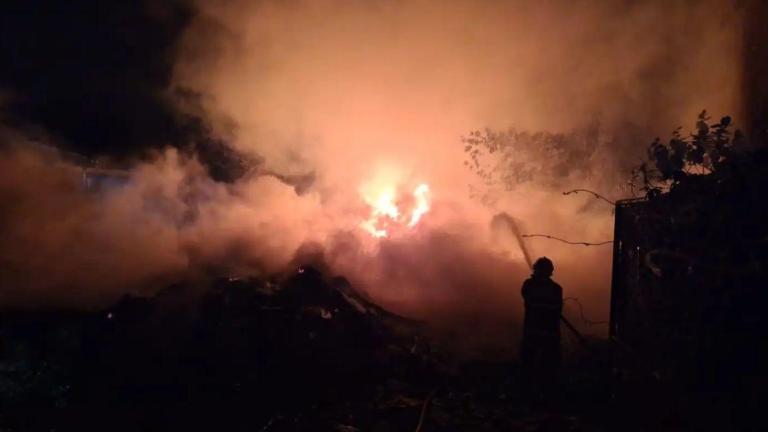 Corpo de Bombeiros combate fogo em galpão de reciclável no São Sebastião, em Patos